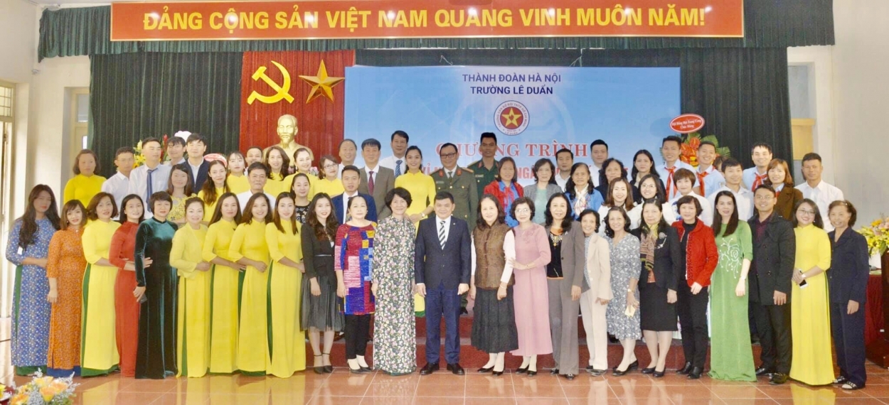 Tập thể cán bộ, giáo viên nhà trường các thời kỳ chụp ảnh lưu nhiệm nhân kỷ niệm 37 năm Ngày nhà giáo Việt Nam 20/11.