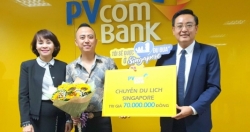 PVcomBank trao tặng chuyến du lịch Singapore cho khách hàng