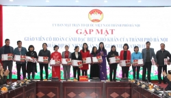 Hà Nội: Tặng quà 50 giáo viên có hoàn cảnh đặc biệt khó khăn