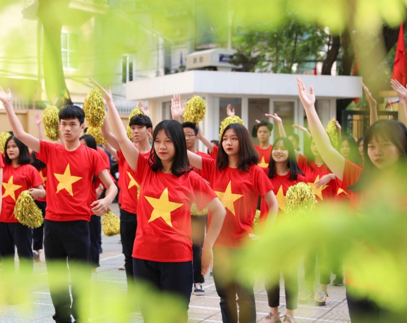 Teen THPT Trần Nhân Tông say mê với tiết mục nhảy flashmob, xếp hình ngôi sao Việt Nam