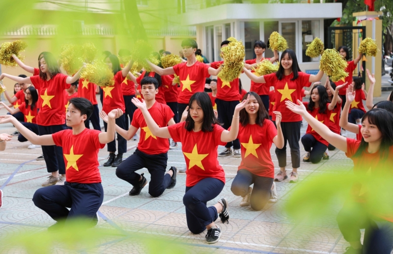 Chủ trong một thời gian ngắn luyện tập nhưng các bạn học sinh trường THPT Trần Nhân Tông đã biểu diễn rất xuất sắc các tiết mục về biển đảo quê hương Việt Nam