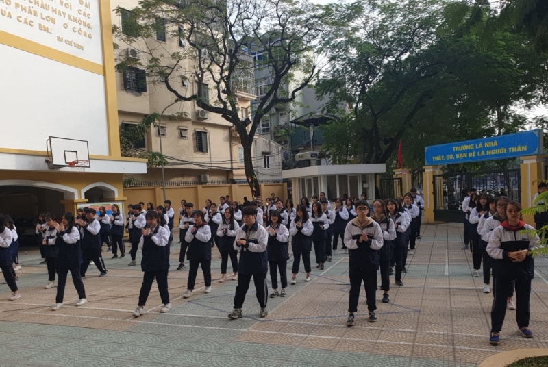 Hoạt động thể dục giữa giờ của học sinh trường THPT Trần Nhân Tông