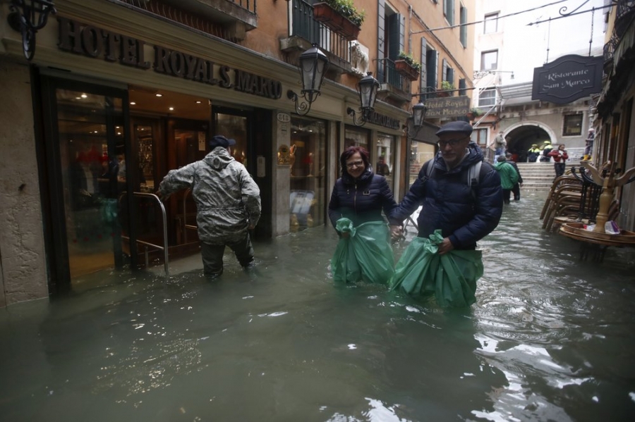 Người dân lội nước đi lại trong các con phố tại Venice. Ảnh: AP