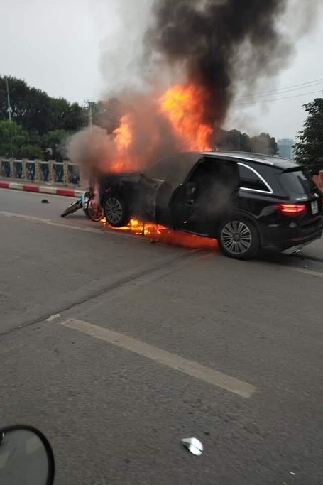 Hà Nội: Xe sang Mercedes-Benz gây tai nạn liên hoàn và bốc cháy dữ dội