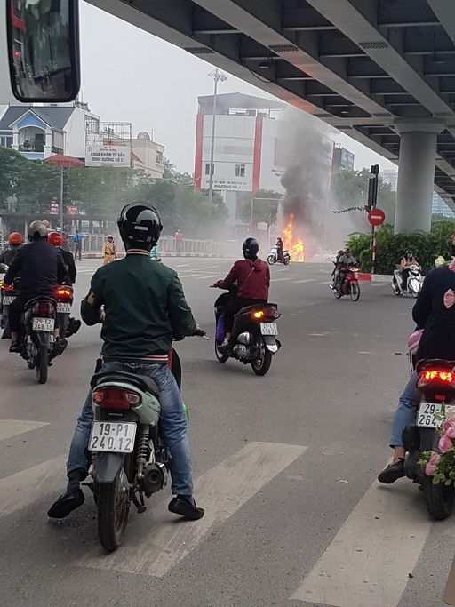 Hà Nội: Xe sang Mercedes-Benz gây tai nạn liên hoàn và bốc cháy dữ dội