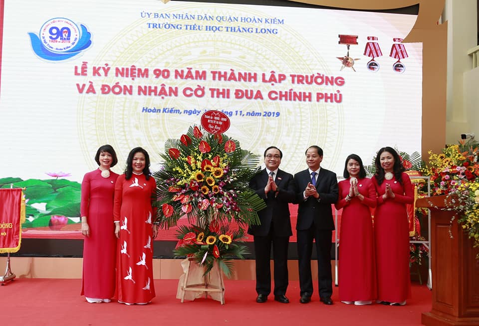 Bí thư Thành ủy Hoàng Trung Hải, Phó Chủ tịch UBND TP Hà Nội Nguyễn Doãn Toản chúc mừng thầy và trò trưởng Tiểu học Thăng Long nhân Kỷ niệm 90 năm thành lập trường