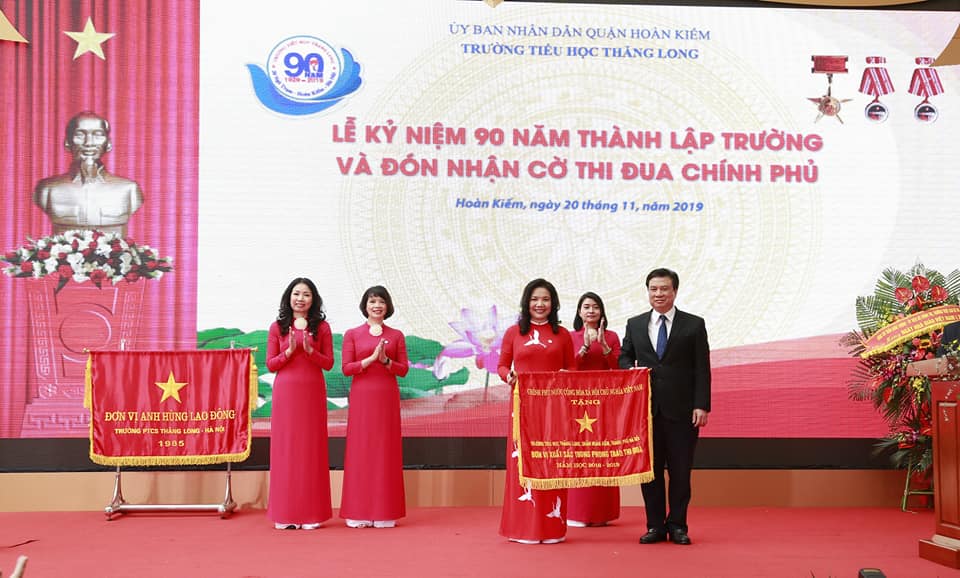 Thứ trưởng Bộ Giáo dục và Đào tạo Nguyễn Hữu Độ trao cờ Thi đua của Chính phủ cho trường Tiểu học Thăng Long