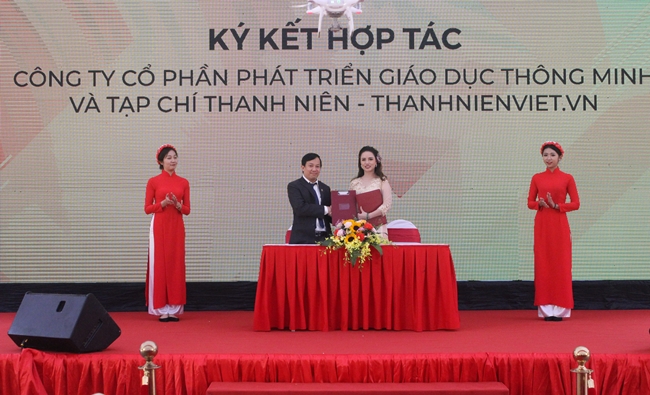 Ông Nguyễn Toàn Thắng – Tổng biên tập Tạp chí Thanh niên (Thanhnienviet.vn) và bà Trần Thị Lý – Tổng giám đốc Công ty cổ phần phát triển giáo dục thông minh ký kết hợp tác trong các hoạt động thời gian tới.