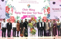 Học sinh THPT Việt Đức mừng Ngày Nhà giáo Việt Nam
