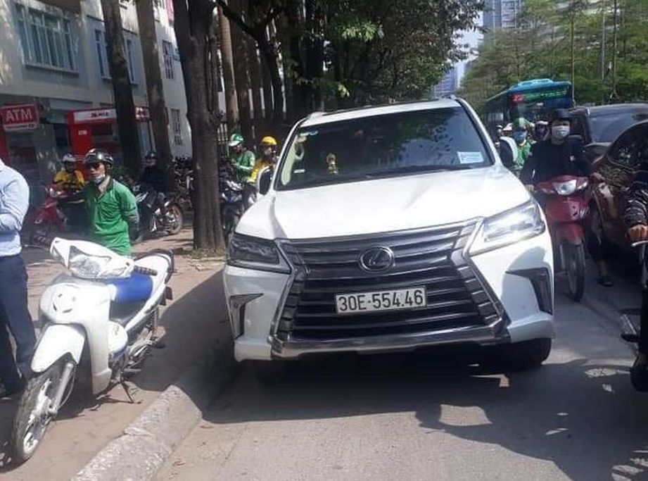 Hà Nội: Thanh niên GrabBike táo tợn trộm gương xe Lexus