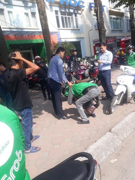 Hà Nội: Thanh niên GrabBike táo tợn trộm gương xe Lexus