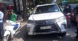 Hà Nội: Thanh niên GrabBike táo tợn trộm gương xe Lexus