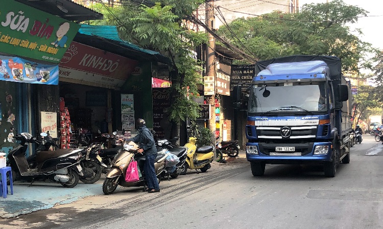 Đường Phú Diễn (Hà Nội): Tiềm ẩn nguy cơ mất an toàn giao thông do xe quá khổ, quá tải