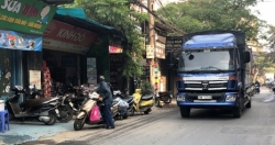Đường Phú Diễn (Hà Nội): Tiềm ẩn nguy cơ mất an toàn giao thông do xe quá khổ, quá tải