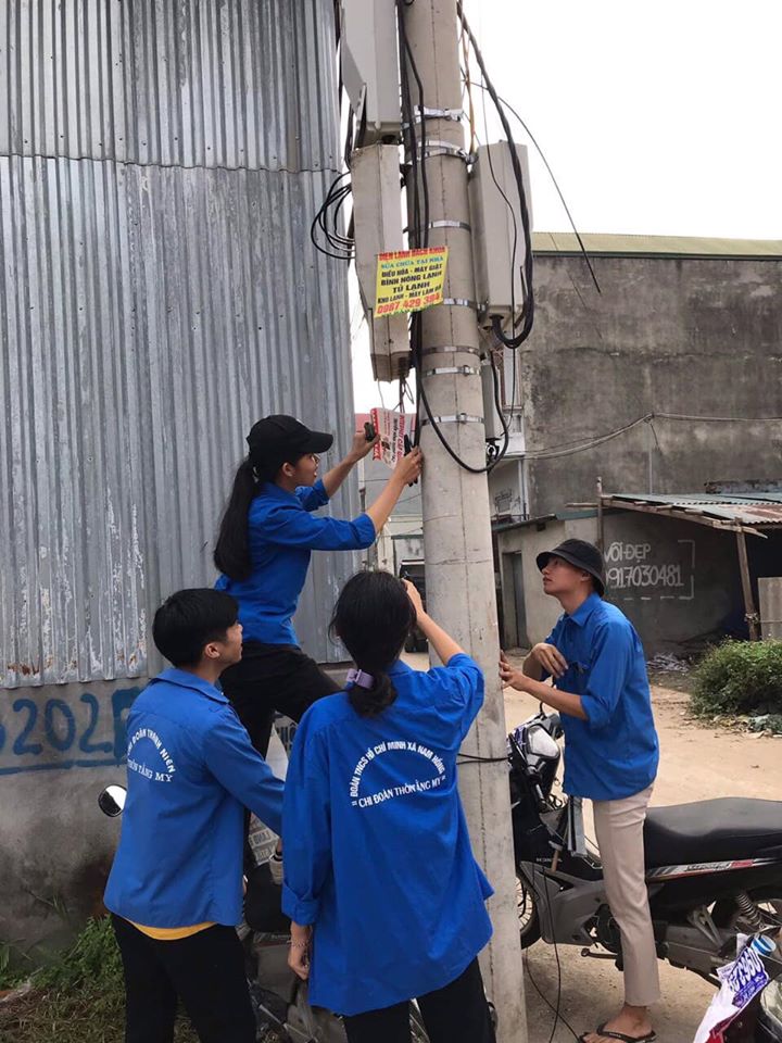 Các đoàn viên thanh niên huyện Đông Anh bóc xóa biển quảng cáo, rao vặt sai quy định