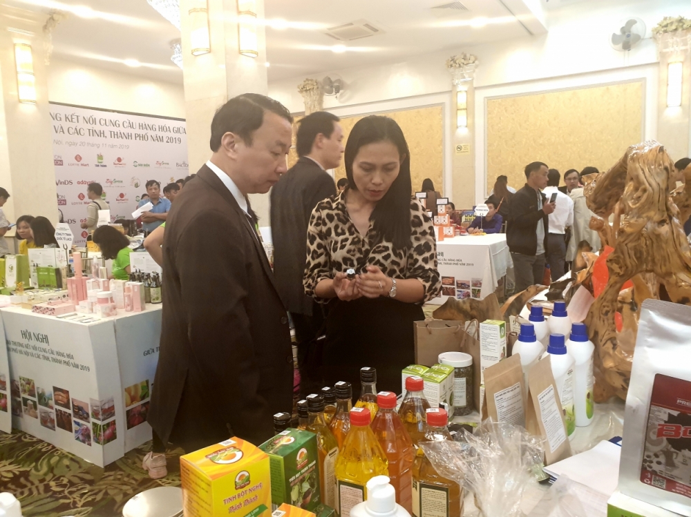 Chị Trần Mỹ Dung - Giám đốc công ty TNHH Thiên Thảo giới thiệu sản phẩm tại gian hàng