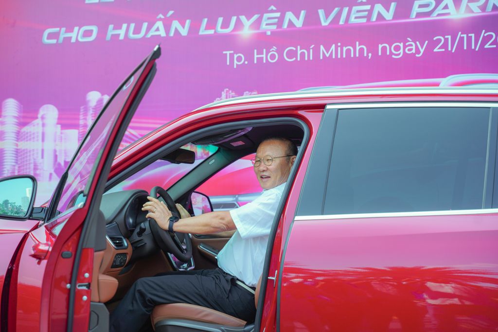 HLV Park Hang-seo chụp hình bên mẫu xe VinFast Lux SA2.0 phiên bản cao cấp