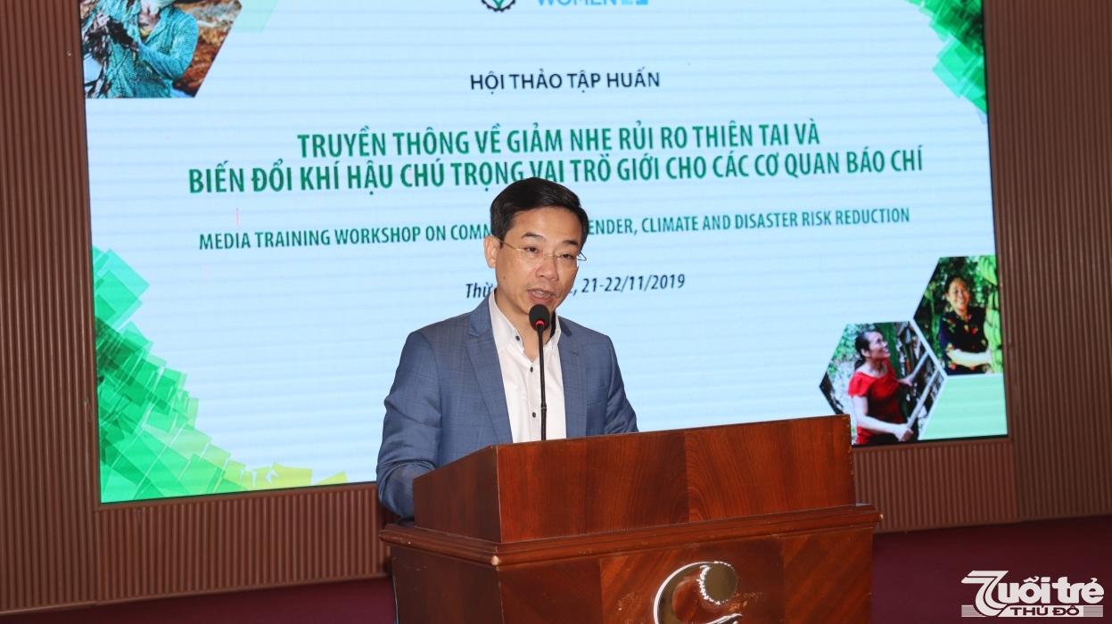 Ông Nguyễn Trường Sơn, Phó Tổng Cục trưởng Tổng Cục Phòng chống thiên tai phát biểu tại hội thảo tập huấn “Truyền thông nâng cao vai trò Giới giảm nhẹ rủi ro thiên tai thích ứng với biến đổi khí hậu cho các cơ quan báo chí”