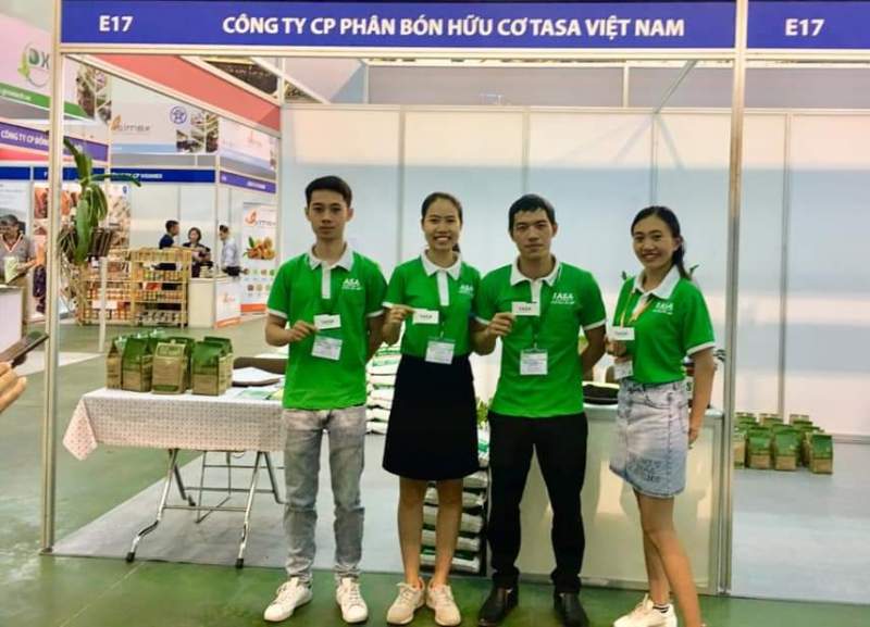 Đặng Thị Hòa (thứ hai từ trái sang) cùng những người bạn luôn mong muốn góp phần phát triển nền nông nghiệp bền vững