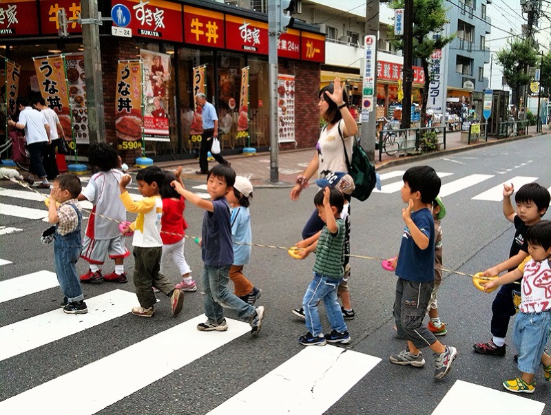 Trẻ em Nhật Bản rất tuân thủ luật lệ an toàn giao thông