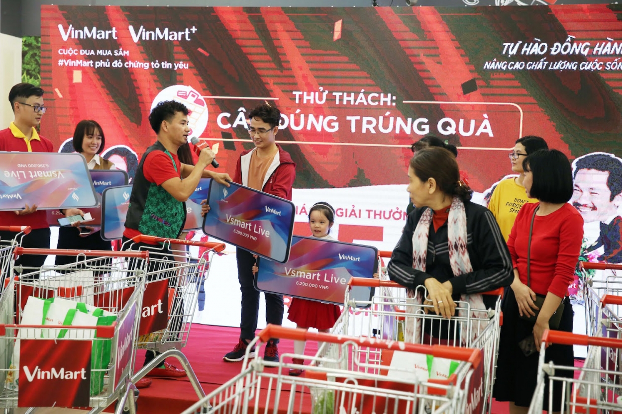 Khách hàng “phủ đỏ” VinMart, hào hứng tranh tài trong cuộc đua mua sắm