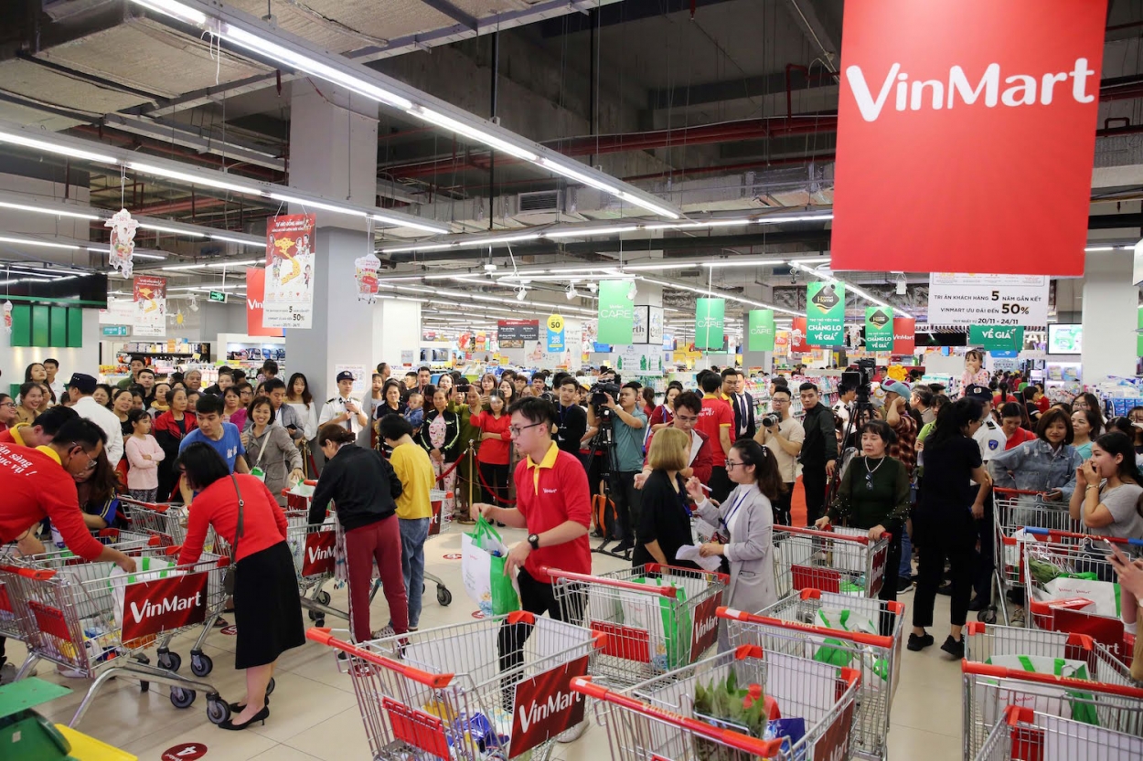 Khách hàng “phủ đỏ” VinMart, hào hứng tranh tài trong cuộc đua mua sắm