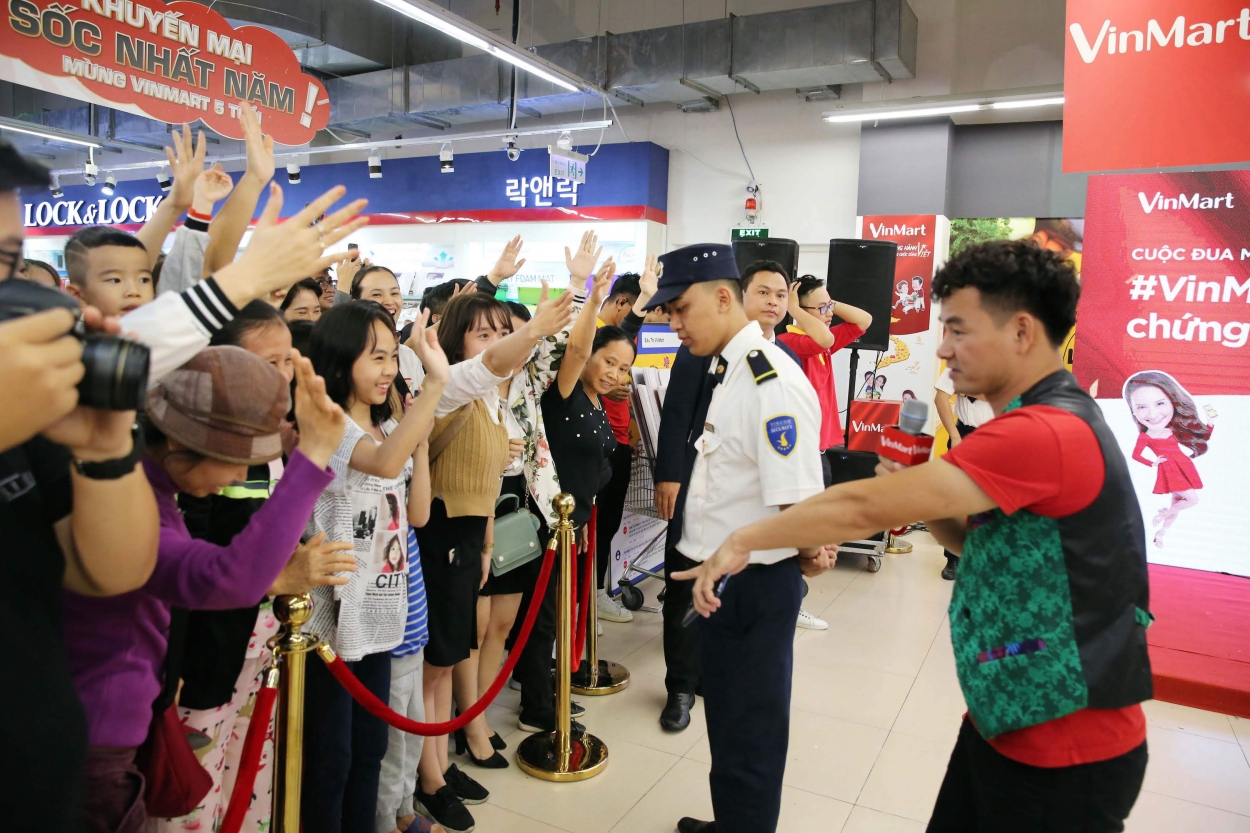 Khách hàng “phủ đỏ” VinMart, hào hứng tranh tài trong cuộc đua mua sắm