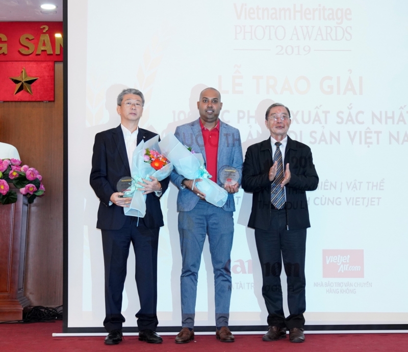 Ông Jay L Lingeswara -  Phó Giám đốc Thương mại Vietjet (đứng giữa) nhận kỉ niệm chương và chia sẻ về chặng đường đồng hành 7 năm qua với chương trình