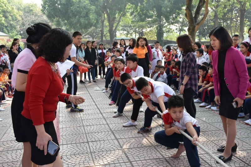 Học sinh trường Tiểu học Việt Hưng nhiệt tình tham gia thi đấu bộ môn Kéo co tại Hội khỏe Phù Đổng cấp trường