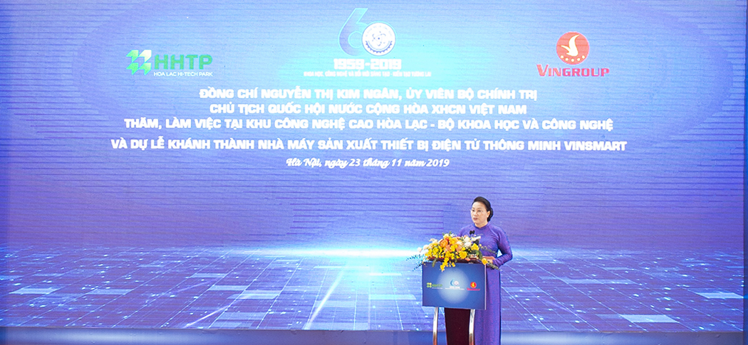 Bà Nguyễn Thị Kim Ngân, Ủy viên Bộ Chính trị, Chủ tịch Quốc hội phát biểu trong Chương trình Thăm, làm việc và dự Lễ khánh thành Nhà máy sản xuất thiết bị điện tử thông minh VinSmart tại Khu Công nghệ cao Hòa Lạc