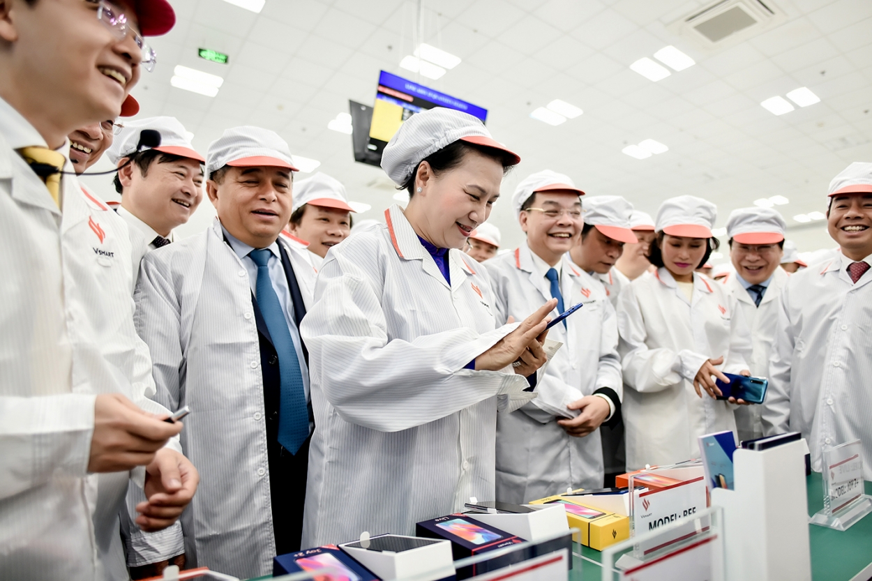 Ủy viên Bộ Chính trị, Chủ tịch Quốc hội Nguyễn Thị Kim Ngân và các đại biểu tìm hiểu về dây chuyền sản xuất và các sản phẩm của Nhà máy sản xuất thiết bị điện tử thông minh VinSmart