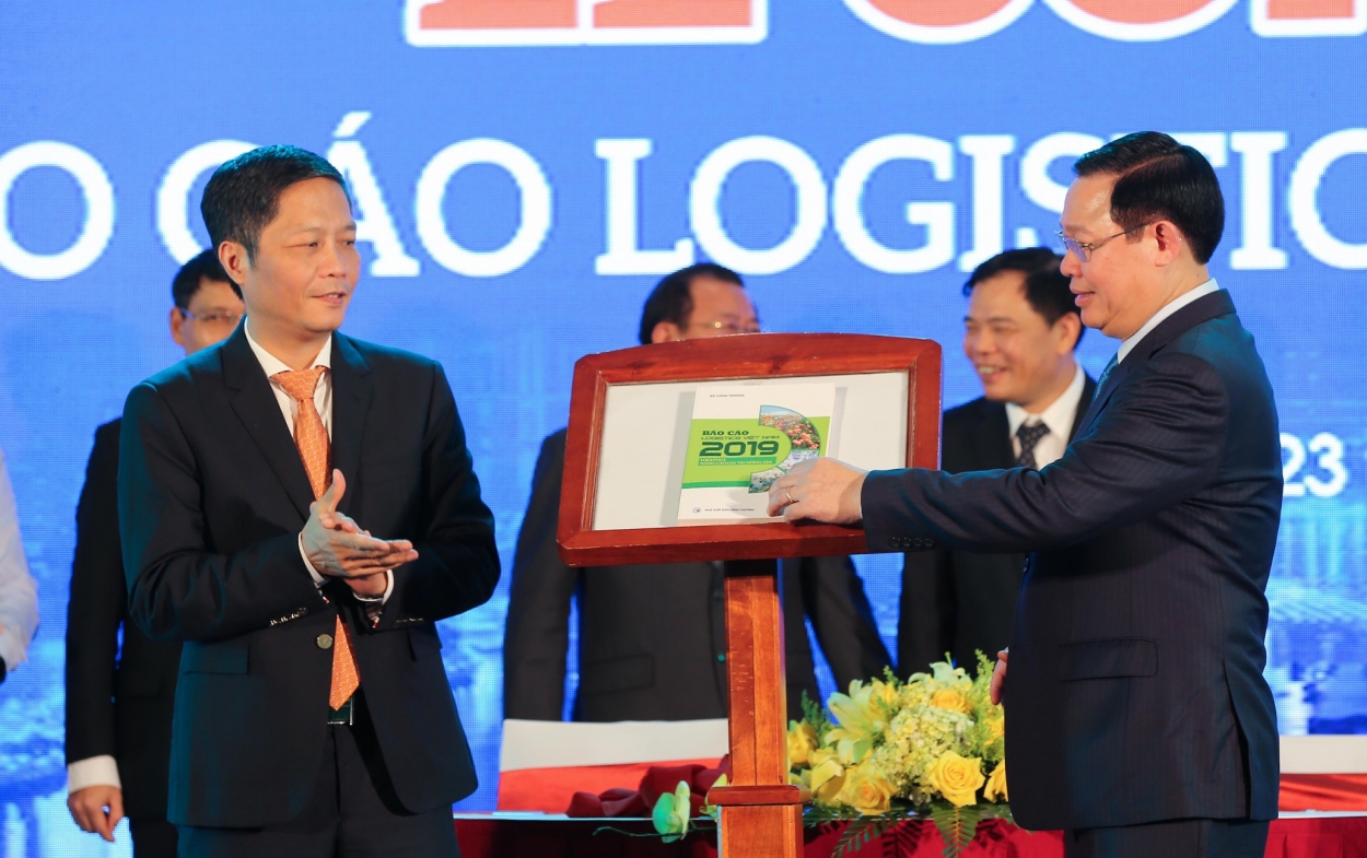 Phó Thủ tướng Vương Đình Huệ và Bộ trưởng Trần Tuấn Anh công bố Báo cáo Logistics Việt Nam 2019