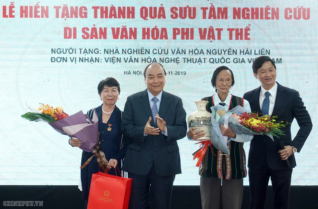 Thủ tướng biểu dương và đánh giá cao những tâm huyết, đóng góp to lớn của nhà nghiên cứu Nguyễn Hải Liên cho sự nghiệp làm giàu kho tàng văn hóa các dân tộc Việt Nam