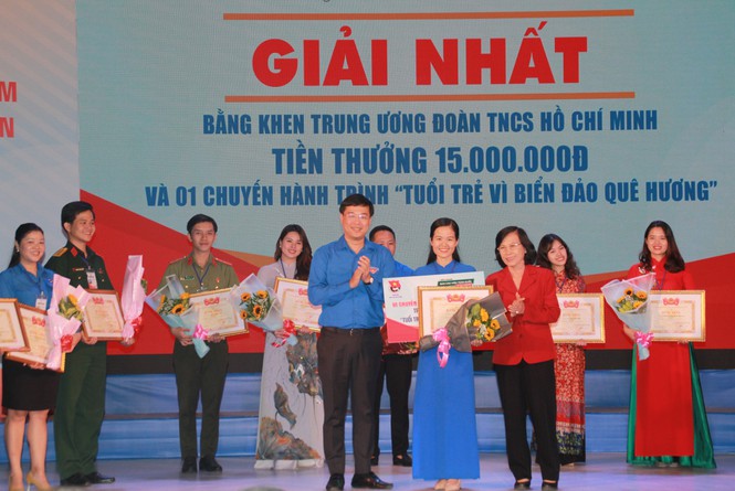 Thí sinh Cao Thị Hải Vân giành giải Nhất hội thi Báo cáo viên giỏi toàn quốc