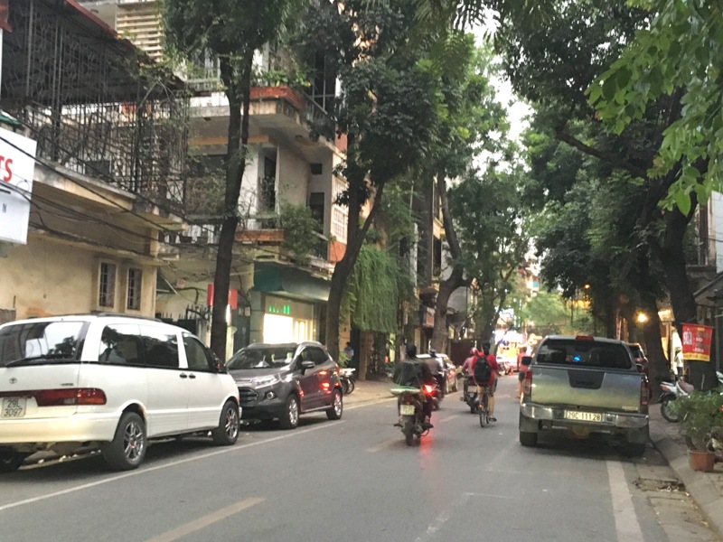 Xe đỗ vi phạm trên phố Hàn Thuyên