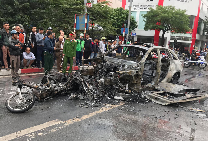 Chiếc xe Mercedes cùng nhiều phương tiện khác bị lửa thiêu thiêu rụi hoàn toàn sau vụ tai nạn