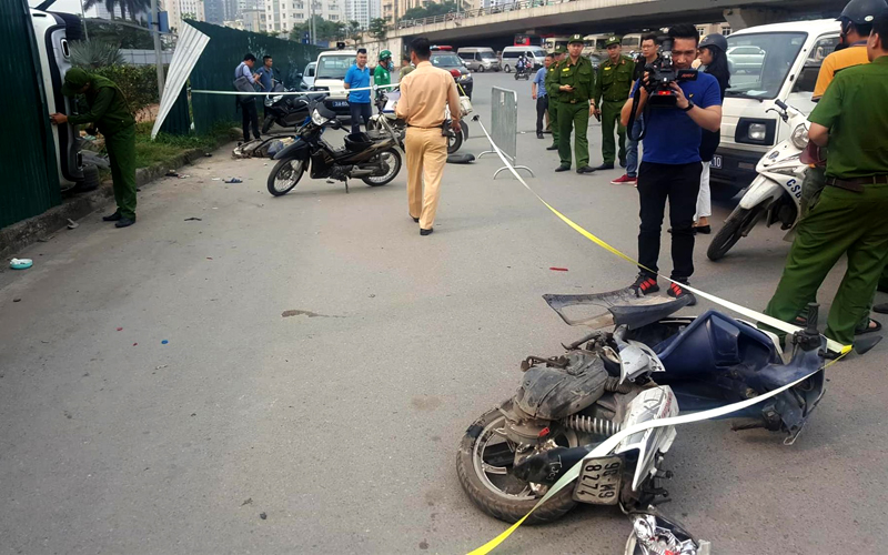 Vụ tai nạn liên hoàn tại ngã tư Phạm Hùng - Xuân Thủy (Cầu Giấy, Hà Nội) khiến 4 người bị thương