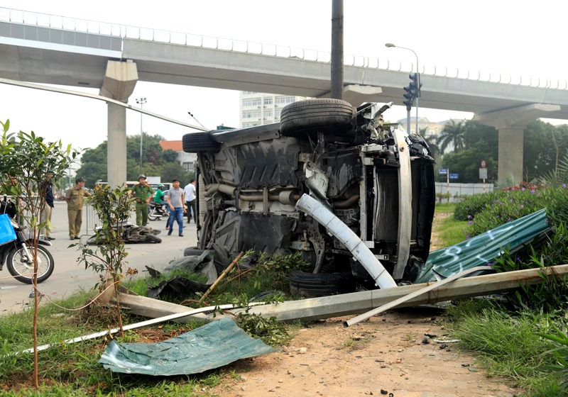 Chiếc xe Mercedes bị lật nghiêng sau vụ tai nạn liên hoàn tại ngã tư Phạm Hùng - Xuân Thủy