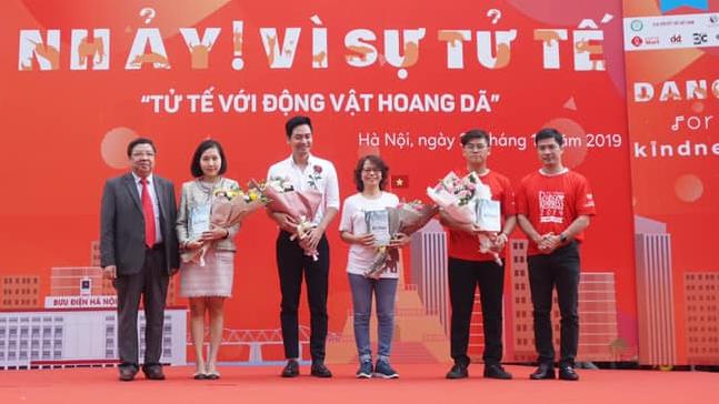 Ban tổ chức tặng hoa đến các đại biểu và đoàn viên, thanh niên tham gia sự kiện