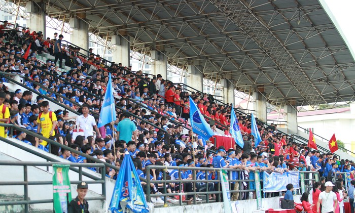 Các CĐV phủ kín khán đài sân Tây Hồ trong trận chung kết.
