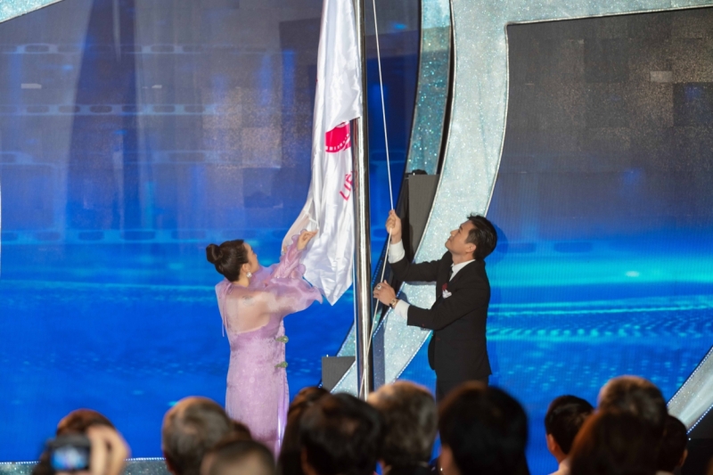 Kaity Nguyễn và Quý Bình thực hiện nghi thức kéo cờ tại LHP Việt Nam lần thứ 21