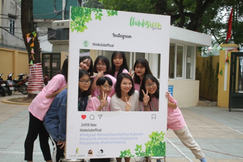 Các bạn học sinh trường THPT Trần Nhân Tông chụp ảnh lưu niệm cùng cô hiệu trưởng