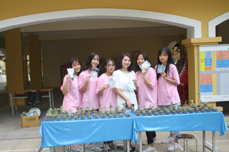 Các bạn trẻ sẽ mang giấy, chai nhựa và pin cũ để đổi lấy cây xanh tại trường THPT Trần Nhân Tông