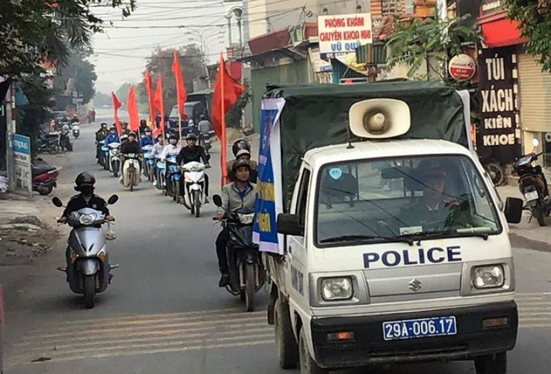 Đoàn viên, thanh niên tham gia tuyên truyền an toàn giao thông trên các tuyến đường