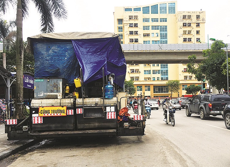Xe thi công đường gây cản trở giao thông nghiêm trọng