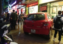 Ô tô mất lái lao lên vỉa hè phố Hàng Bài khiến nhiều người hoảng sợ