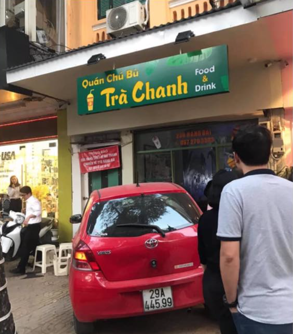 Hà Nội: Nữ tài xế đạp nhầm chân ga lao thẳng ô tô vào tiệm trà chanh trên phố