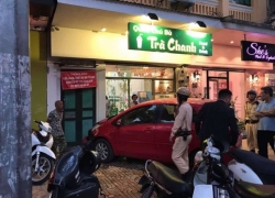 Hà Nội: Nữ tài xế đạp nhầm chân ga lao thẳng ô tô vào tiệm trà chanh trên phố
