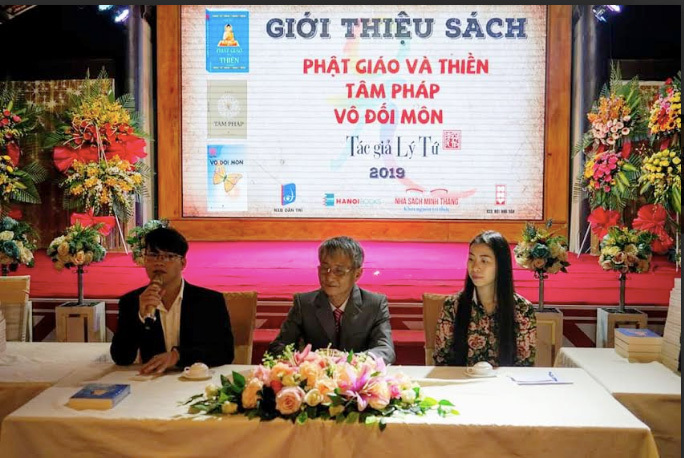 Cư sĩ Lý Tứ (ngồi giữa) trong buổi ra mắt ba tác phẩm Phật đạo