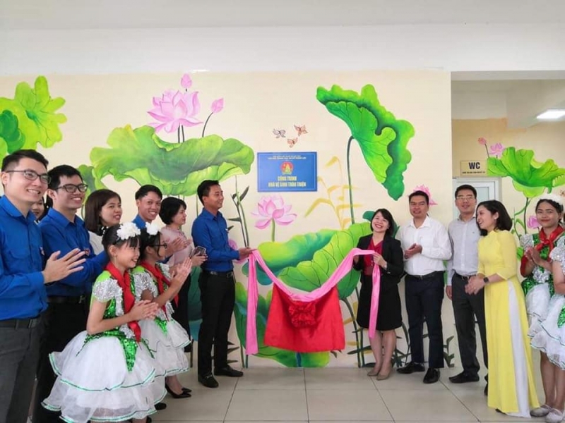 Các đồng chí lãnh đạo khánh thành công trình măng non “Nhà vệ sinh thân thiện” tại trường THCS Thịnh Liệt quận Hoàng Mai